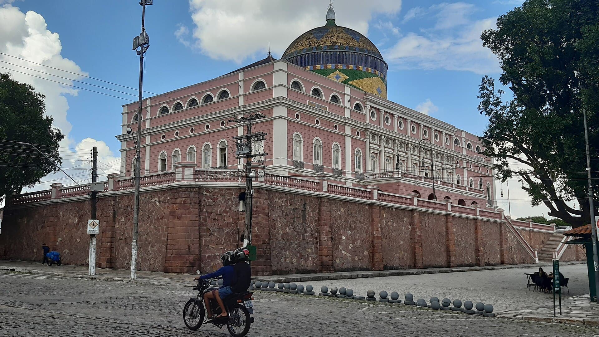 Teatro Amazonas iluminado ao entardecer